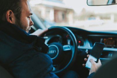 Je telefoon pakken in de auto kost nu zomaar 440 euro
